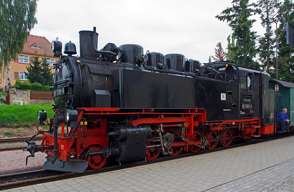 
Die 99 1789-9 (ex DR 099 753-6, ex DR 99 789) der Lößnitzgrundbahn am 27.08.2013 im Bahnhof Moritzburg. 

Die 750mm-Neubaulokomotive der Baureihe 99.77-79 (VII K Neubau) wurde 1952 von LKM in Babelsberg gebaut.