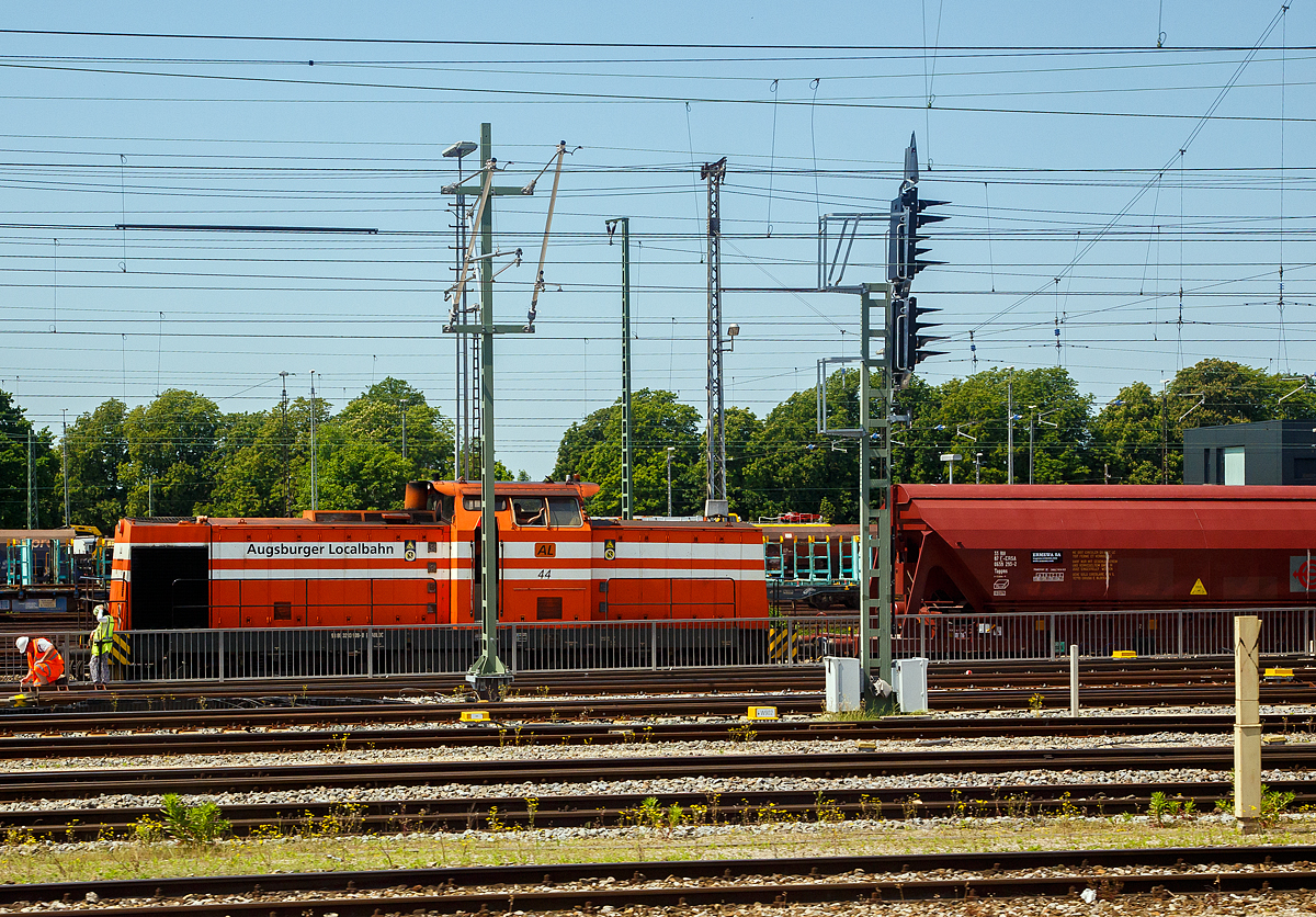 Die AL 44 bzw. 293 908-0 (98 80 3293 908-0 D-AULOC) der Augsburger Localbahn GmbH steht am 04.06.2019 mit einem Gterzug beim Hbf Augsburg (aufgenommen aus einem Zug). 

Die Lok wurde 2001 von ABB Daimler Benz Transportation (ADtranz) gem dem Umbaukonzept Baureihe 293 aus einer V 100 ost unter der Fabriknummer 72580 umgebaut bzw. modernisiert und an die Augsburger Localbahn geliefert. Da das Spenderfahrzeug fr diese Lok nicht bekannt ist, erhielt sie die neue Fabriknummer und ein neues Betriebsbuch. 
