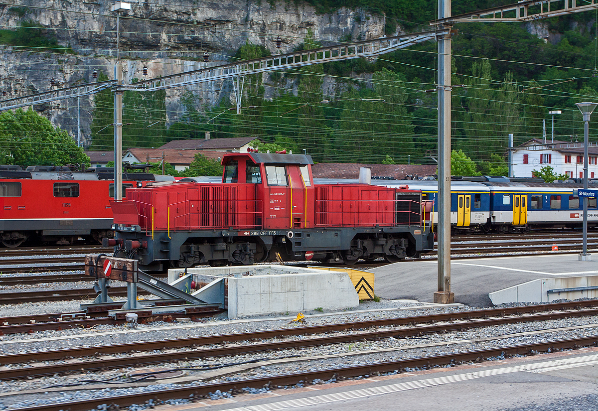 Die Am 841 003-7 der SBB Infrastruktur steht am 28.05.2012 im Bahnhof Saint-Maurice (VS – Wallis).

Die Lok vom Typ GEC Alsthom GA-DE 900/AS wurde 1996 von der GEC Alsthom Transport SA in Valencia, Spanien (ab 2005 Vossloh España, seit 2015 Stadler Rail Valencia S.A.U.)  unter der Fabriknummer 1981 gebaut und an die SBB geliefert. Die Auslieferung der Loks erfolgte 1996 bis 1997. Auf breitspurigen Hilfsdrehgestellen gelangten die Lokomotiven an die französische Grenze und dann paketweise als Bahntransport zur SLM nach Winterthur, wo die Inbetriebsetzung erfolgte.

Der SBB fehlten Anfang der 1990er-Jahre Diesellokomotiven, die schwere Bauzüge bei geringen Geschwindigkeiten befördern konnten. Die sieben Am 4/4 ex DB V 200.0 hatten sich für diesen Einsatz überhaupt nicht bewährt und es mussten dringend geeignete Diesellokomotiven für die verschiedenen Netzausbauprojekte beschafft werden. Auch für die Güternahzustellung fehlten genügend leistungsfähige thermische Triebfahrzeuge. Nach einer internationalen Ausschreibung fiel die Wahl auf GEC Alsthom Transport in Valencia, wo die SBB Ende 1994 dreißig Lokomotiven des Typs GA-DE 900/AS bestellte, Mitte 1996 wurde sie Bestellung auf 40 Lokomotiven erhöht.

Die Lokomotive basiert auf der spanischen Baureihe 311, die von den verstaatlichten Maquinista, Ateinsa und Babcock&Wilcox für die RENFE gebaut worden waren. Maquiniste in Barcelona, Ateinsa in Madrid sowie Meinfesa in Valencia wurden von GEC Alsthom übernommen. Die spanische Version erhielt eine elektrische Ausrüstung von Siemens. Dies war bei den SBB Am 84, die ja nun bei GEC Alsthom bestellt wurden, nicht mehr möglich.

Technik:
Es handelt sich um eine vierachsige dieselelektrische Lokomotive mit der Achsfolge Bo'Bo' und einem Mittelführerstand. Als Traktionsmotor kommt ein MTU-V8-Dieselmotor des Typs 8V 396 TB 14, mit 920 kW (1.250 PS) Leistung, zum Einsatz. Es handelt sich um einen einfachwirkenden Viertakt-Dieselmotor mit Direkteinspritzung mit Abgasturboaufladung und Ladeluftkühlung. Die Zylinder sind in V-Form mit einem Winkel von 90° angeordnet. Der Motor ist wassergekühlt und besitzt eine Zylinderbohrung von 165 mm bei einem Kolbenhub von 185 mm, woraus sich ein Gesamthubraum von 31,6 Liter ergibt. Das Verdichtungsverhältnis ist 13,5:1. Dem Motor ist direkt mit dem Drehstromhauptgenerator, dem Hilfsgenerator und zwei Hydrostatikpumpen verbunden. Das Kühlwasser wird mit einer Vorheizung auf die Betriebstemperatur von 40° gebracht.
Die vier Fahrmotoren sind als Asynchronmotoren mit Drehstromversorgung aufgebaut und werden mit variabler Spannung und Frequenz gespeist. 

Die Am 841 besitzen eine Funkfernsteuerung und sind auch vielfachsteuerbar, d. h., es können bis zu drei Am 841 zusammen von einem Führerstand aus bedient werden. Die Vielfachsteuerung ist aber nur untereinander und mit keiner anderen Lokomotiv- oder Steuerwagenserie möglich. Die Lokomotiven sind voll streckentauglich, denn alle Lokomotiven sind mit den Zugsicherungssystemen Signum und ZUB ausgeliefert worden. Bei allen Fahrzeugen wurde das Eurobalise-Transmission-Modul (ETM) zum Empfang von Informationen aus Eurobalisen und Euroloops nachgerüstet (ETCS Level 1). Einige Lokomotiven besitzen sogar das vollwertige ETCS Level 2 und sind damit auch auf Neubaustrecken einsetzbar.

Anlässlich der Bereinigung der Flotten bei SBB Infrastruktur und SBB Cargo, gelangten alle vierzig Diesellokomotiven zur Infrastruktur, wo sie in Einzel- bis Dreifachtraktion verkehren können. Für den Streckeneinsatz sind die Fahrzeuge seit der Ablieferung mit Zugsicherung ausgerüstet. Zwei ETCS-taugliche Lokomotiven werden für den Hilfswagen des Lösch- und Rettungszuges Olten benötigt, zugleich sind sie als Abschlepplokomotiven für die Neubaustrecke bestimmt.

TECHNISCHE DATEN:
Gebaute Stückzahl: 40
Spurweite: 1.435 mm
Achsformel: Bo’Bo’

Länge über Puffer: 14.160 mm
Drehzapfenabstand: 7.450 mm
Achsabstand im Drehgestell: 2.300 mm
Treibraddurchmesser: 	1.100 mm (neu)
Höhe: 4.275 mm
Breite: 2.900 mm
Dienstgewicht: 72 t
Höchstgeschwindigkeit: 80 km/h (geschleppt 100 km/h)
Motorleistung: 920 kW (1.250 PS) bei 1.800 U/min
Traktionsleistung (Leistung am Rad): 724 kW (985 PS)
Anzahl der Fahrmotoren: 4
Leistungsübertragung: Elektrisch
Tankinhalt: 2.000l
Bremse: elektrische Widerstandsbremse
Lokbremse: Federspeicher-Bremse
Zugbremse: UIC-Druckluftbremse

Aktuell (2021) geplanter Umbau:
Das Frauenfelder Unternehmen Müller Technologie AG plant, bis 2023 mindestens zehn Am 841 zu Hybridlokomotiven Aeam 841 umzubauen. Die Lokomotiven werden mit Stromabnehmer, Transformator und Batterie sowie einem neuen kleineren Dieselmotor ausgestattet. Die Höchstgeschwindigkeit wird auf 100 km/h erhöht.

Die Ökologischen Vorteile sind:
•	Fahrten von und zu den Baustellen können rein elektrisch zurückgelegt werden.
•	Auf der Baustelle ist der Dieselmotor im Einsatz und erreicht, zusammen mit der Batterie, dieselbe Leistung wie momentan
•	Der neue Dieselmotor der neusten Emissionsstufe ist um ein Mehrfaches sauberer als der bestehende
•	Kurze Strecken und Arbeiten im Tunnel können im Batteriebetrieb zurückgelegt werden
•	Der Dieselmotor kann im Arbeitsbetrieb temporär ausgeschaltet werden, es stehen trotzdem alle Funktionen des Fahrzeuges weiterhin zur Verfügung
•	Einsparung an Diesel
•	Der Motor kann dauerhaft auf Betriebstemperatur gehalten werden und ist dadurch direkt nach dem Start voll belastbar

Das Reﬁt der Am 841 bringt überzeugende Vorteile mit sich. Zum einen müssen keine neuen Lokomotiven angeschafft werden. Zum anderen sind die umgerüsteten Bau- und Rangierlokomotiven wesentlich umweltfreundlicher als die bisherigen. Mit einer weiteren Laufzeit von 20-25 Jahren wird der Umweltgedanke nachhaltig umgesetzt.
