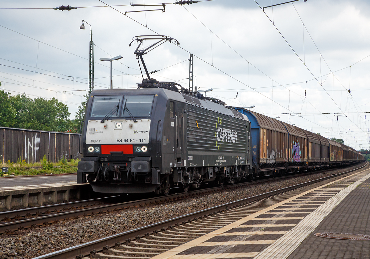 
Die an die Captrain vermietete MRCE Dispolok ES 64 F4-111 bzw. 189 111-8 (91 80 6189 111-8 D-DISPO) fährt am 27.06.2015 mit ihrem langen Güterzug durch Bonn-Beuel in Richtung Norden. 

Die Siemens ES 64 F4 wurde 2009 von Sieme3ns in München unter der Fabriknummer 2021515 gebaut. Sie hat das Paket Class 189-VE und kann so in Ländern Deutschland, Österreich, Italien, Slowenien, Kroatien und in den Niederlanden fahren.