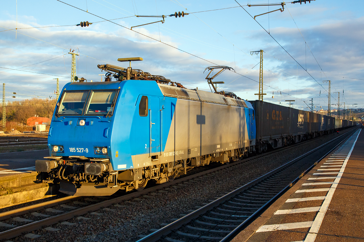 
Die an die Crossrail AG vermietete TRAXX F140 AC1, die 185 527-9 (91 80 6185 527-9 D-XRAIL) fährt am 29.12.2017 mit einem Containerzug durch den Bahnhof Weil am Rhein in Richtung Schweiz. 

Zeitweise trug die TRAXX die NVR-Nummern 91 80 6185 527-9 CH-XRAIL bzw. CH-BLSC