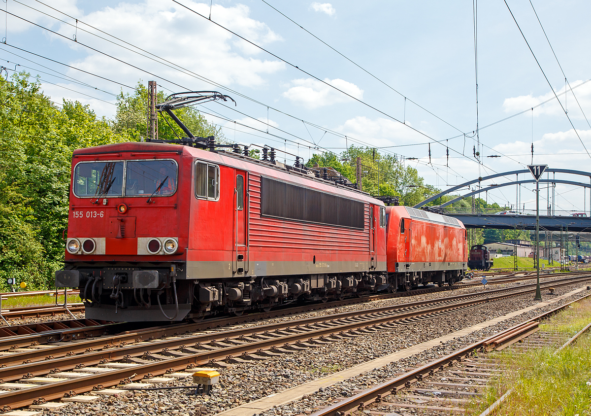 
Die an die DB Cargo AG vermietete Railpool 155 013-6 (91 80 6155 013-6 D-Rpool) und die DB Cargo 145 068-3 (91 80 6145 068-3 D-DB) fahren am 12.05.2018 in Kreuztal vom Gbf in den Abstellbereich. 

Die 155 013-6 wurde 1977 bei LEW (VEB Lokomotivbau Elektrotechnische Werke Hans Beimler) in Hennigsdorf unter der Fabriknummer 14773  gebaut und als 250 013-0 an die DR (Deutsche Reichsbahn) geliefert. 1992 wurde sie umgezeichnet in DR 155 013-6 und 1994 in DB 155 013-6. Zum 01.01.2017 ging sie, wie 99 weitere 155er, wie auch 100 Loks der BR 151, an die Railpool GmbH in München.
