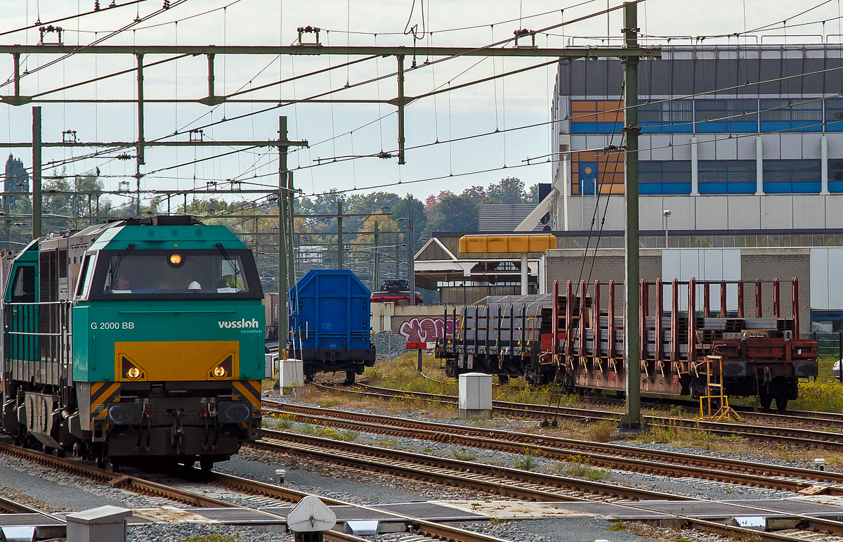 Die an die LOCON Benelux B.V. (Zwolle) vermietete 272 404-5 (92 80 1272 404-5 D-LBL) der Alpha Trains Belgium steht am 03.10.2015 mit einem Güterzug bei Sittard (NL). Bild aus dem Zug heraus. 