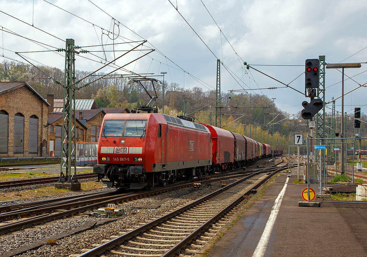 Die an die MEG vermietete145 067-5 (91 80 6145 067-5 D-DB) der DB Cargo AG fährt am 29.04.2021, mit einem Stahlzug-Zug (Coils und 4kt-Knüppel), durch den Bahnhof Betzdorf (Sieg) in Richtung Siegen.

Die TRAXX F140 AC wurde 2000 von ADtranz (ABB Daimler-Benz Transportation GmbH) in Kassel unter der Fabriknummer 33394 gebaut. Seit 2019 ist sie von der DB Cargo AG an die MEG - Mitteldeutsche Eisenbahn GmbH vermietet. Die MEG mit Sitz in Schkopau ist ein Eisenbahnverkehrsunternehmen mit den Gesellschaftern DB Cargo AG (80%) und der VTG Rail Logistics GmbH (20%). 
