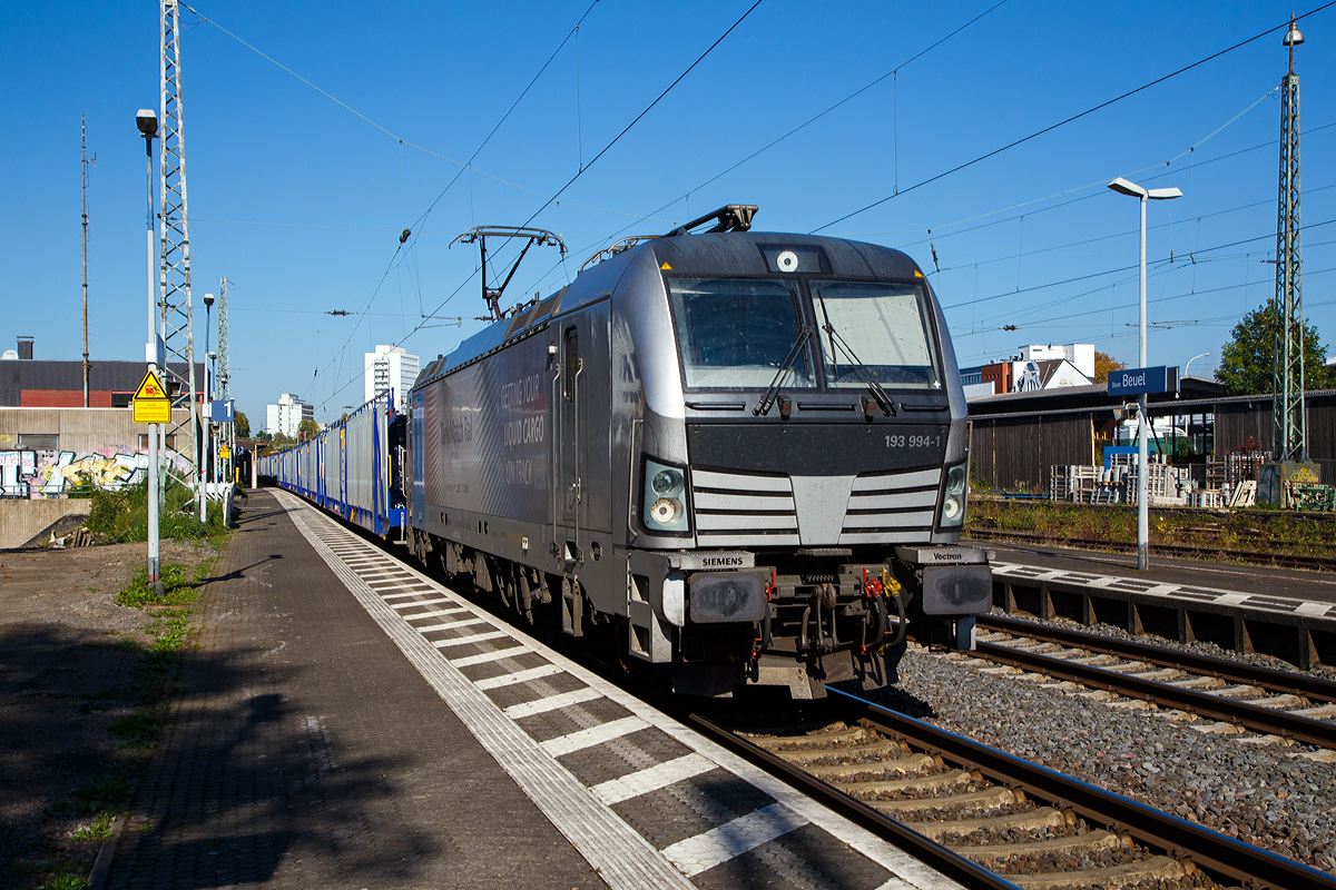Die an die RTB CARGO GmbH vermietete Siemens Vectron AC 193 994-1  (91 80 6193 994-1 D-Rpool) der Railpool fhrt am 08.10.2021 mit einem leeren Hdlmayer/Touax-Autotransportzug (Wagen der Gattung Laaers) durch den Bahnhof Bonn-Beuel in Richtung Sden.

Die Vectron AC wurde 2019 von Siemens Mobilitiy in Mnchen-Allach unter der Fabriknummer 22682 gebaut. Diese Vectron Lokomotive ist als AC – Lokomotive (Wechselstrom-Variante) mit 6.400 kW konzipiert und zugelassen fr Deutschland, sterreich. Ungarn und Rumnien (D/A/H/R), sie hat eine Hchstgeschwindigkeit von 200 km/h.