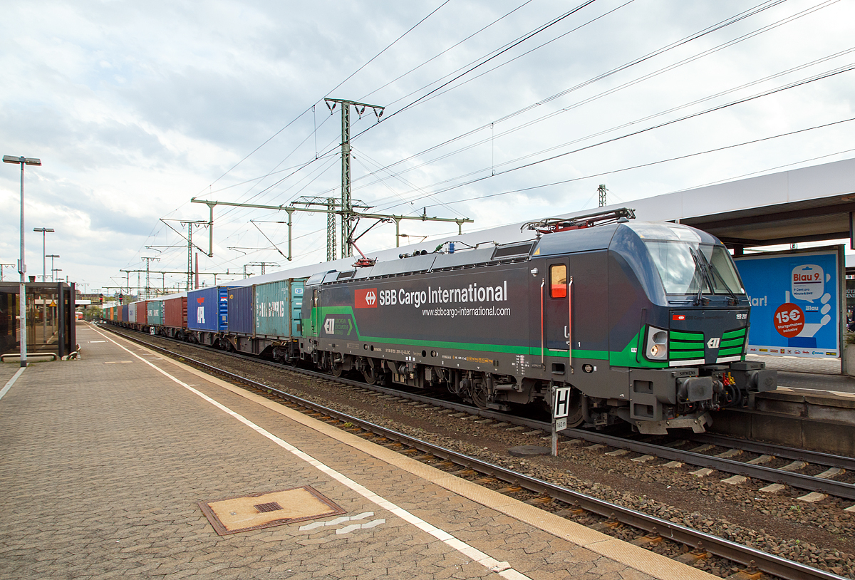 Die an die SBB Cargo International AG vermietete 193 201 (91 80 6193 201-1 D-ELOC) eine Siemens Vectron AC (6.4 MW - 160 km/h, zugel. in D/A/H/RO) der ELL - European Locomotive Leasing fhrt am 30.04.2016 mit einem Containerzug durch den Bf. Fulda in Richtung Norden. 

Die Lok wurde 2015 von Siemens unter der Fabriknummer 21974 gebaut.