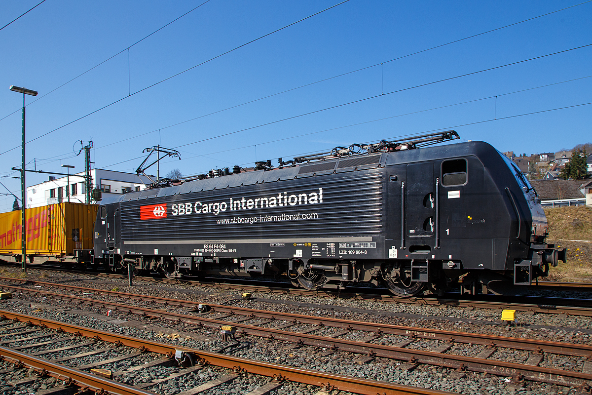 Die an die SBB Cargo International AG vermietete MRCE ES 64 F4 - 084 bzw. 189-984 / LZB 189 984-8 (91 80 6189 984-8 D-DISPO, Class 189 VE) fährt am 24.03.2021, mit einem KLV-Zug auf der Siegstrecke (KBS 460) durch Niederschelden in Richtung Siegen.

Die Siemens EuroSprinter wurde 2009 von Siemens in München unter der Fabriknummer 21637 gebaut.

Die BR 189 (Siemens ES64F4) hat eine Vier-Stromsystem-Ausstattung. Sie ist in allen vier in Europa üblichen Bahnstromsystemen einsetzbar. Diese hier hat die Variante E und besitzt die Zugbeeinflussungssysteme LZB/PZB, ETCS, SCMT, ZUB, INTEGRA und ATB für den Einsatz in Deutschland, Österreich, Schweiz, Italien, Niederlande, Slowenien und Rumänien.
Die Stromabnehmerbestückung ist folgende:
Pos. 1: CH, FR (AC), LU (AC), BE (AC)
Pos. 2: IT, SI, HR (DC)
Pos. 3: NL (DC), CZ (DC), FR (DC), SK, LU (DC)
Pos. 4: DE, AT, NL (AC), DK, CZ (AC), HR (AC), HU, RO