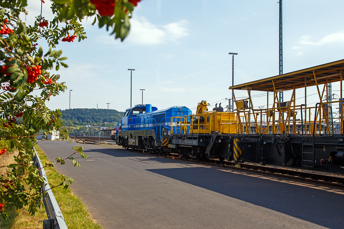 Die an die SLG Spitzke Logistik GmbH vermietete und der Vossloh Locomotives GmbH gehörende G 12 - SP - 012 (92 80 4120 001-7 D-VL) im am 12.09.2015, mit einem  Schienenwechselzug (Schienenwechselsystem) „Railer 3000“ von Vossloh Rail Service, beim ICE-Bahnhof Montabaur abgestellt. 

Die Vossloh G 12 wurde 2010  von Vossloh in Kiel unter der Fabriknummer 5001919  gebaut und bereits auf der InnoTrans 2010 präsentiert.  Seit 2017 gehört sie der KAF Falkenhahn Bau AG (Kreuztal) und trägt neben der NVR-Nummer 92 80 4120 001-7 D-KAF den Namen  Karl August .
