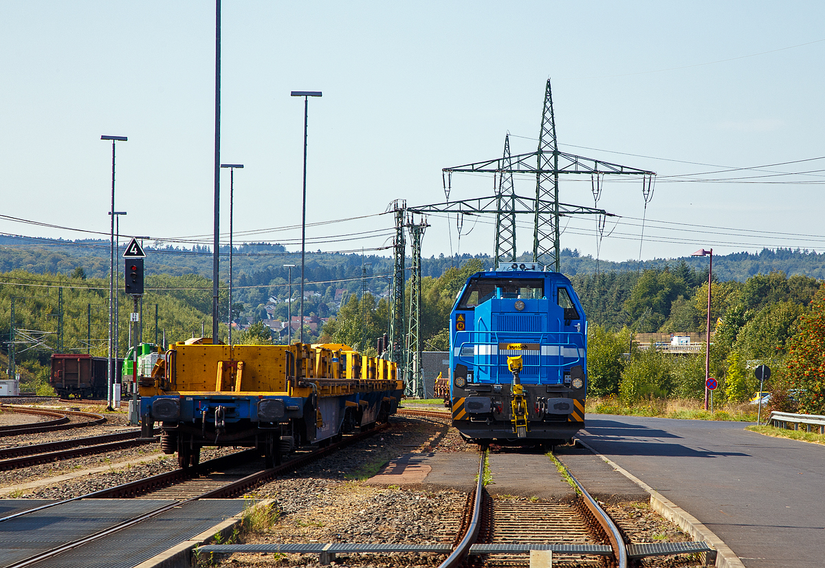 Die an die SLG Spitzke Logistik GmbH vermietete und der Vossloh Locomotives GmbH gehörende G 12 - SP - 012 (92 80 4120 001-7 D-VL) im am 12.09.2015, mit einem  Schienenwechselzug (Schienenwechselsystem) „Railer 3000“ von Vossloh Rail Service, beim ICE-Bahnhof Montabaur abgestellt. 

Die Vossloh G 12 wurde 2010  von Vossloh in Kiel unter der Fabriknummer 5001919  gebaut und bereits auf der InnoTrans 2010 präsentiert.  Seit 2017 gehört sie der KAF Falkenhahn Bau AG (Kreuztal) und trägt neben der NVR-Nummer 92 80 4120 001-7 D-KAF den Namen  Karl August .

Links steht die Langschienentransporteinheit TE 633 vom Typ Robel 40.61 – TE, der Vossloh Mobile Railservices GmbH.

