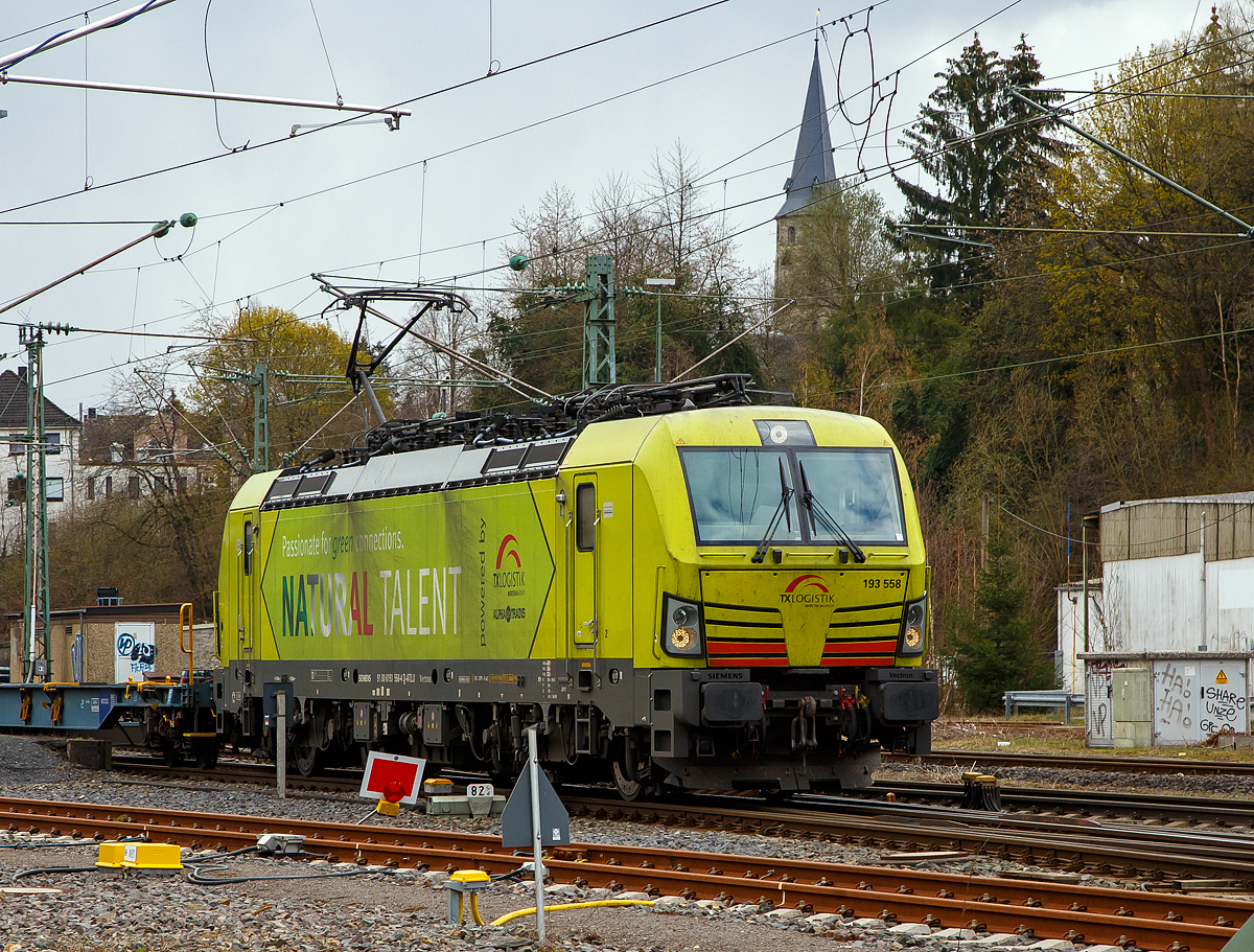 Die an die TX Logistik AG (Troisdorf) vermietete Siemens Vectron MS 193 558 „Natural Talent“ (91 80 6193 558-4 D-ATLU) der Alpha Trains Luxembourg s..r.l. (Luxembourg) fhrt am 30.03.2021 mit einem KLV-Zug durch Betzdorf (Sieg) in Richtung Kln.

Die Vectron Lokomotive ist als MS – Lokomotive (Mehrsystemlok) mit 6.400 kW konzipiert und zugelassen fr Deutschland, sterreich und Italien.

Die TX Logistik AG (TXL) ist ein im Jahr 1999 in Bad Honnef gegrndetes Eisenbahnverkehrsunternehmen mit heutigem Sitz in Troisdorf, das heute zur Mercitalia Group gehrt, die wiederum ein 100 prozentiges Tochterunternehmen der italienischen Staatsbahn Ferrovie dello Stato Italiane FS ist. Mittlerweile gehrt das Unternehmen mit zu den Grten fr den Schienengterverkehr in Europa.

Das Unternehmen bietet den ganzen Umfang an Schienengterverkehr, inklusive Containertransport und kombiniertem Verkehr an. Wichtigste Transportstrecken sind von den Hfen Hamburg, Bremerhaven, Rotterdam und Antwerpen nach Sddeutschland, Schweiz, sterreich und Italien. 
