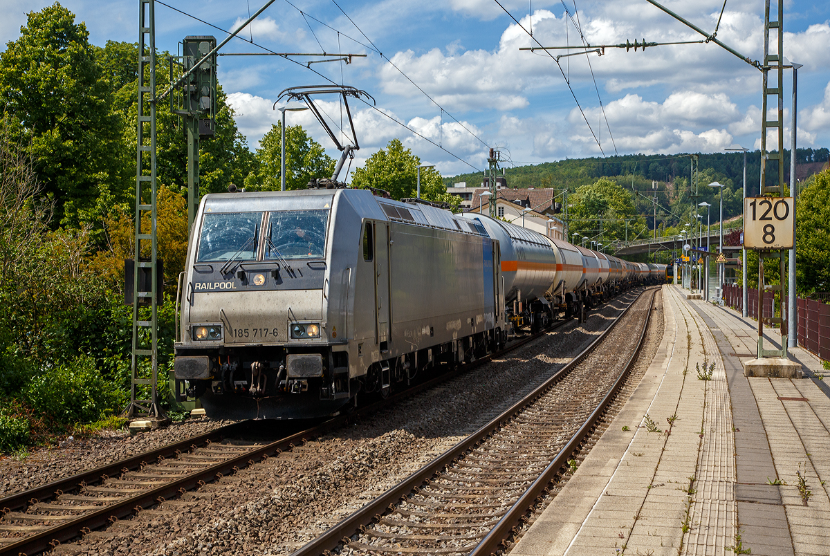 Die an die TX Logistik AG vermietete Railpool 185 717-8 (91 80 6185 717-6 D-Rpool) fhrt am 12.06.2020 mit einem Druckgaskesselwagenzug durch den Bahnhof Kirchen (Sieg) in Richtung Kln. 
Nochmals einen lieben Gru zurck. 

Die TRAXX F140 AC2 wurde 2008 von Bombardier in Kassel unter der Fabriknummer 34242 gebaut und an die Deutsche Leasing Hungaria Kft. als 481 002-8 (91 55 0481 002-8 H-EUCOM) geliefert. Sie hat die Zulassungen fr Ungarn, sterreich und Deutschland (H/A/D).  Die Deutsche Leasing Hungaria bezog zwei Lokomotiven, lie diese erstmals fr Ungarn herrichten, und erlangte die Zulassung in Ungarn als Reihe 481 (001–002). Gemietet und genutzt wurden die Maschinen von der ungarischen Eurocom Rail Cargo, bis diese 2010 zahlungsunfhig wurde. Zeitweise von der ungarischen AWT Rail HU gemietet, bernahm die deutsche Railpool GmbH im August 2011 die Hauptmiete, zeichnete sie in 716 und 717 um, und verlieh die Lokomotiven selber, im August 2016 bernahm sie beide Maschinen.
