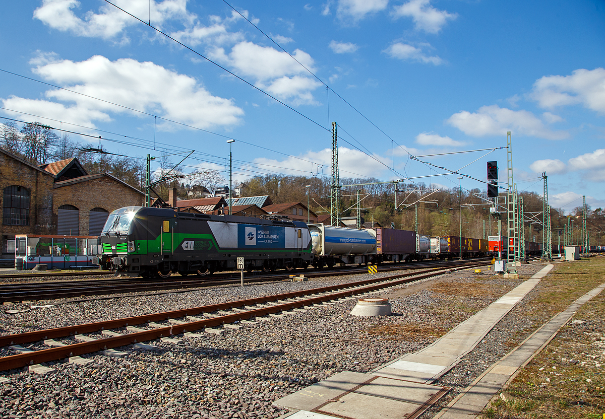 Die an die Wiener Lokalbahnen Cargo GmbH (WLC) vermietete Siemens Vectron AC193 224 (91 80 6193 224-3 D-ELOC) der European Locomotive Leasing, fährt am 02.04.2021 mit einem Containerzug durch Betzdorf (Sieg) in Richtung Siegen.

Die Siemens Vectron AC wurde 2015 von Siemens Mobility GmbH in München-Allach unter der Fabriknummer  21944 gebaut und an die der European Locomotive Leasing (Wien) geliefert. Diese Vectron Lokomotive ist als AC – Lokomotive (Wechselstrom-Variante) mit 6.400 kW konzipiert und zugelassen für Deutschland, Österreich, Ungarn und Rumänien, sie hat eine Höchstgeschwindigkeit von 160 km/h.