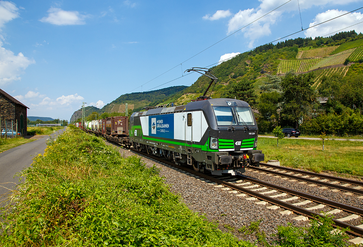 
Die an die WLC - Wiener Lokalbahnen Cargo GmbH vermietete 193 224 (91 80 6193 224-3 D-ELOC) der ELL - European Locomotive Leasing fährt am 14.07.2018 mit einem Containerzug durch Leutesdorf in Richtung Süden.  

Die Vectron AC wurde 2015 von Siemens unter der Fabriknummer 21944 gebaut.  Die Lok ist zugelassen für Deutschland, Österreich, Ungarn und Rumänien inklusive ETCS, sie hat eine Höchstgeschwindigkeit von 160 km/h und eine Leistung von 6.400 kW.