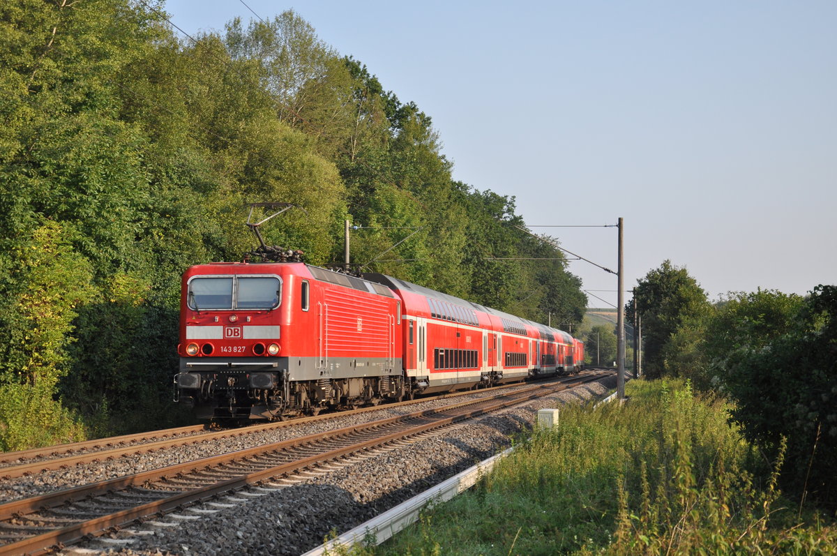 Die aus Halle(Saale) geliehene 143 827 erreicht am 26.08.2019 als RB22 nach Frankfurt (M) Hbf in Kürze den Haltepunkt Lindenholzhausen.