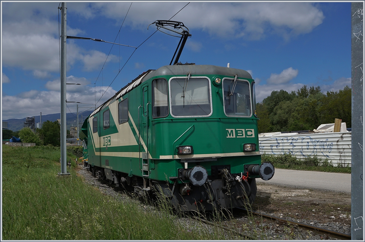 Die BAM MBC Re 4/4 II (91 85 4420 506-8 CH-MBC) und ihr Kieszug auf dem Weg vom Industiegelände zum Bahnhof von Gland.
9. Mai 2017