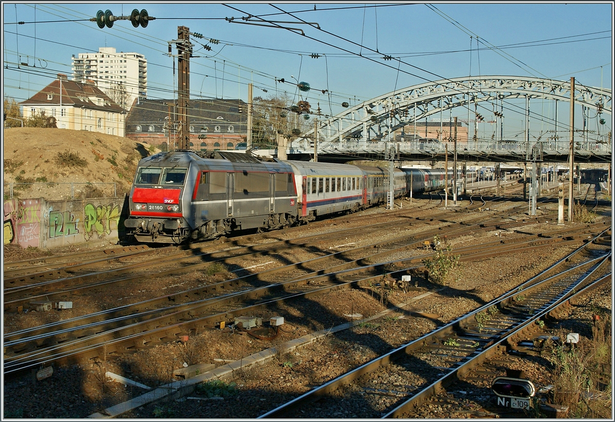 Die BB 26160 (Sybic) verlässt mit einem IC Basel - Bruxelles Midi den Bahnhof von Mulhouse.
10. Dez. 2013