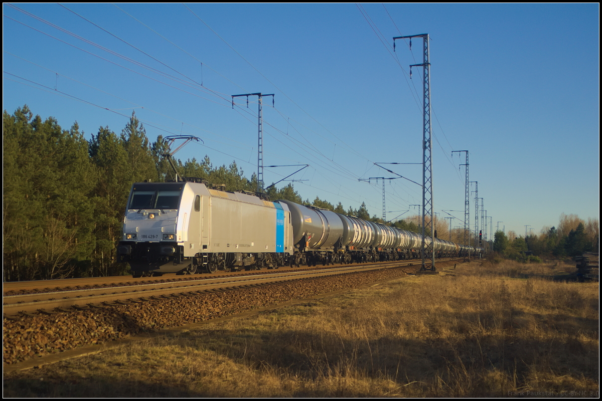 Die bei HSL Logistik eingesetzte 186 429-7 fuhr mit einem langen Kesselwagen-Zug am 06.04.2018 durch die Berliner Wuhlheide.