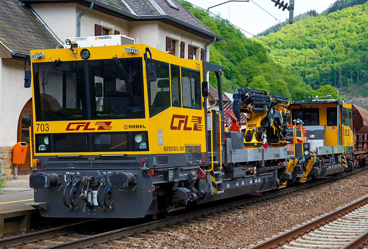 
Die beiden CFL IF Robel 703 (99 82 9210 703-9 L-CFLIF) und 705 (99 82 9210 705-4 L-CFLIF) sind am 14.05.2016 mit einem Schotterzug im Bahnhof von Goebelsmühle (Giewelsmillen) abgestellt. Obwohl die Robel vom Typ 54.22 54.22 Interventions- und Instandhaltungsfahrzeuge sind, eigen sie sich mit ihrer Leistung von á 500 kW, auch bestens als Lokomotiven. 

TECHNISCHE DATEN: 
Hersteller: ROBEL Bahnbaumaschinen GmbH, Freilassing (D) 
Typ: 54.22 (CFL BR 700) 
Baujahr: 2010 
Spurweite: 1.435 mm
Achsfolge:  B
Länge über Puffer  15.100 mm
Achsabstand: 9.000   
Laufraddurchmesser: 920 mm
Eigengewicht: 36,5 t
Nutzlast: 6 t (bei Streckenlasse D)
Angängelast: bis zu 1.062 t
Leistung:  500 KW
Höchstgeschwindigkeit:  100 km/h
Kleinster befahrbarer Gleisbogen: R=150 m 