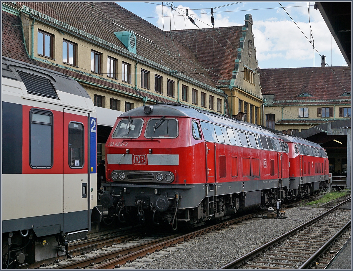 Die beiden DB 218 421-6 und 423-2 haben EC nach Lindau gebracht, nun wird eine SBB Re 4/4 II (Re 421) den Zug für die Weiterfahrt übernehmen. 
24. Sept. 2018