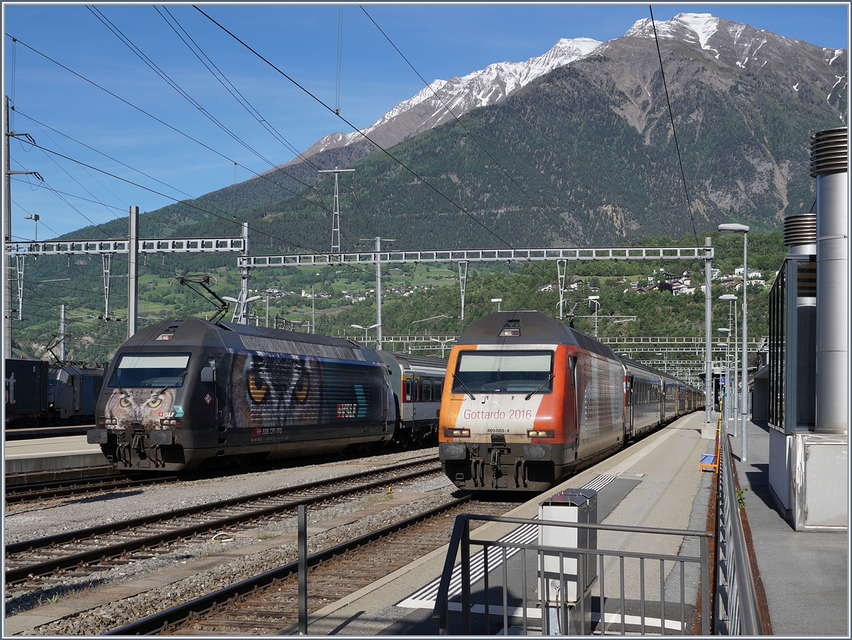 Die beiden SBB Re 460 105-2 und 460 085-4 warten in Brig auf die Abfahrt nach Romanshorn und Genève-Aéroport.
21. Mai 2017
