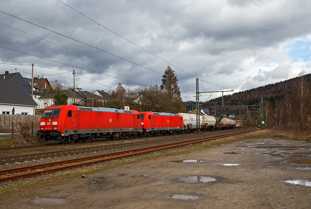 Die beiden TRAXX F140 AC2 der DB Cargo, die 185 379-5 (91 80 6185 379-5 D-DB) und die 185 372-0 (91 80 6185 372-0 D-DB) fahren am 09.03.2019 mit einem gemischtem Güterzug durch Mudersbach/Sieg in Richtung Köln.