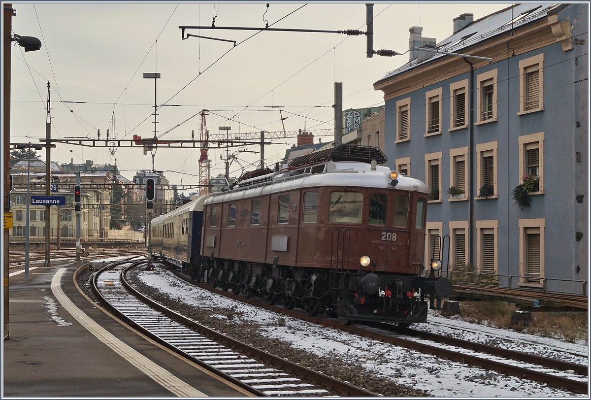 Die BLS Ae 6/8 208 erreicht mit ihrem Weihnachts-Pullmann Express den Bahnhof Lausanne.
2. Dez. 2017