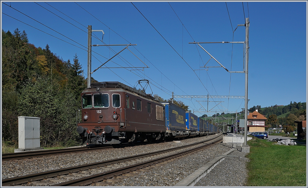 Die BLS Re 4/4 182 schieb bei Mülenen einen Güterzug nach, wobei ihr Dienst natürlich in erster Linie auf der Bergstrecke nötig war.
 10. Oktober 2018
