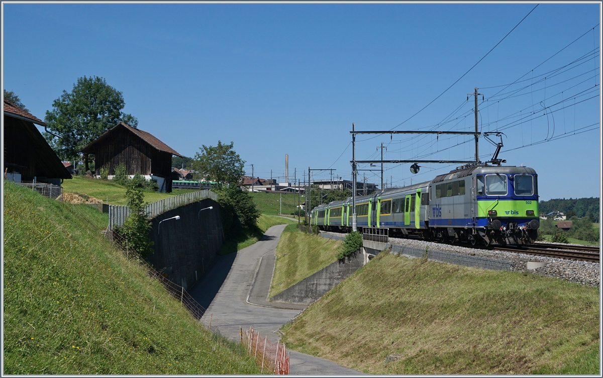 Die BLS Re 4/4 II 502 schiebt kurz vor Spiez ihren RE von Interlaken Ost Richtung Zweisimmen.
14. August 2016  