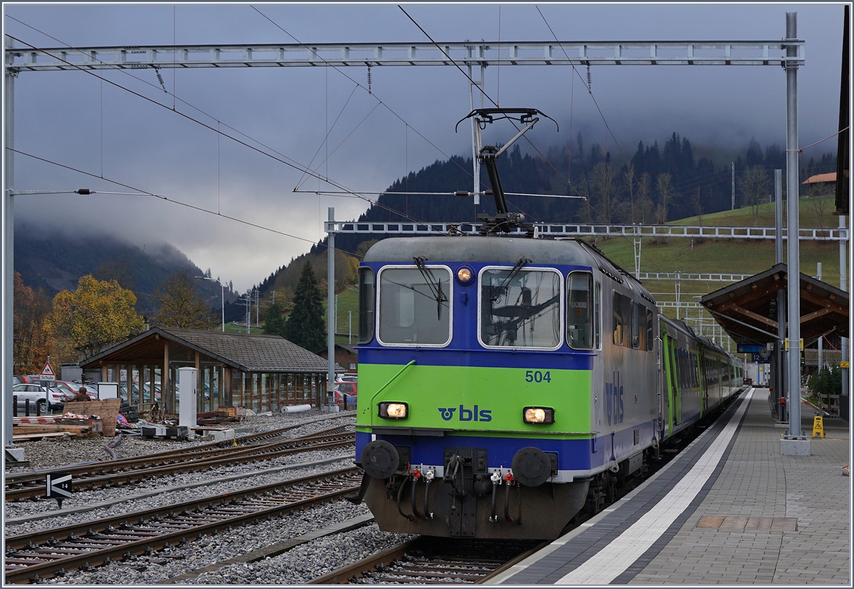 Die BLS Re 4/4 II 504 wartet in Zweisimmen mit einem RE nach Interlaken Ost auf die Abfahrt.
30. Okt. 2017