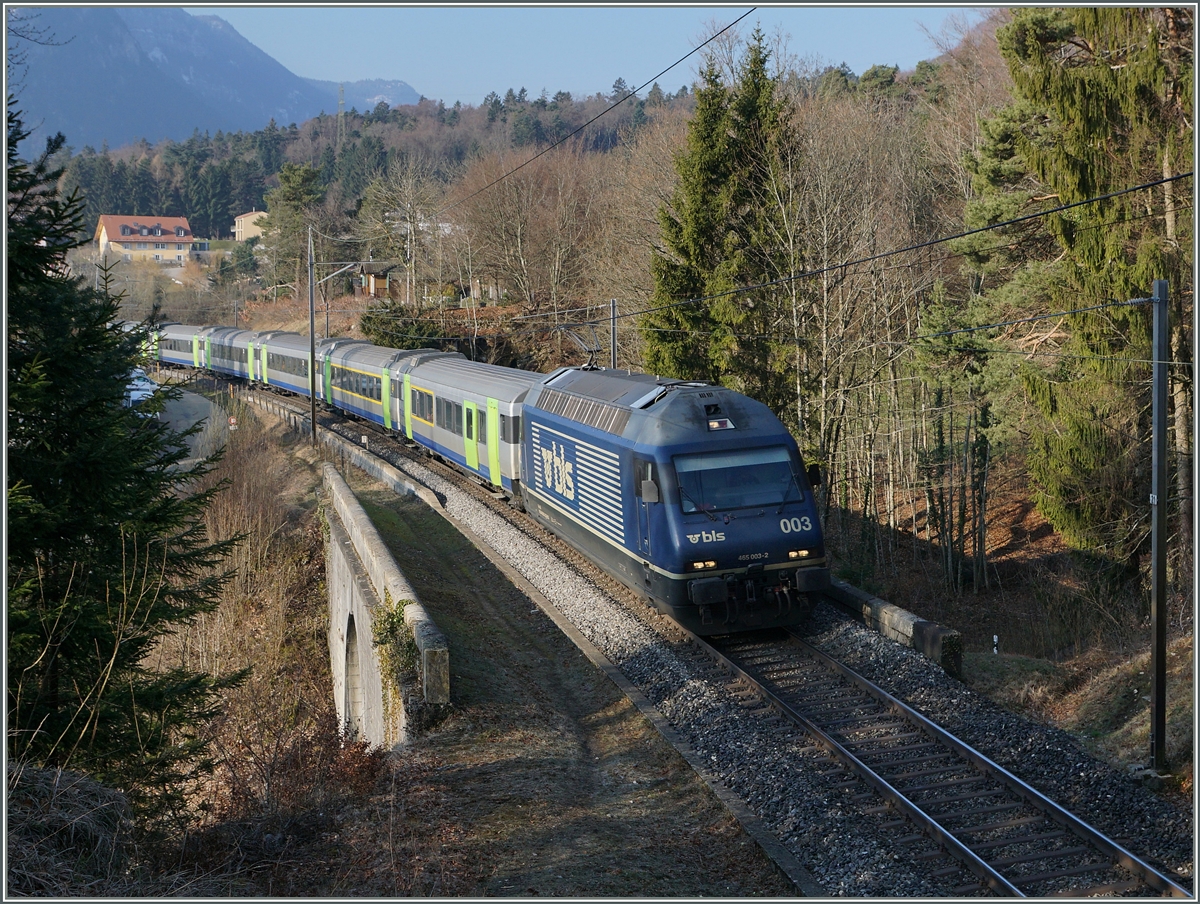 Die BLS Re 465 003-2 hat mit ihrem RE von Bern nach La Chaux de Fonds die Spitzkehre Chambrelien verlassen und fährt nun Richtung La Chaux de Fonds.
18. März 2016