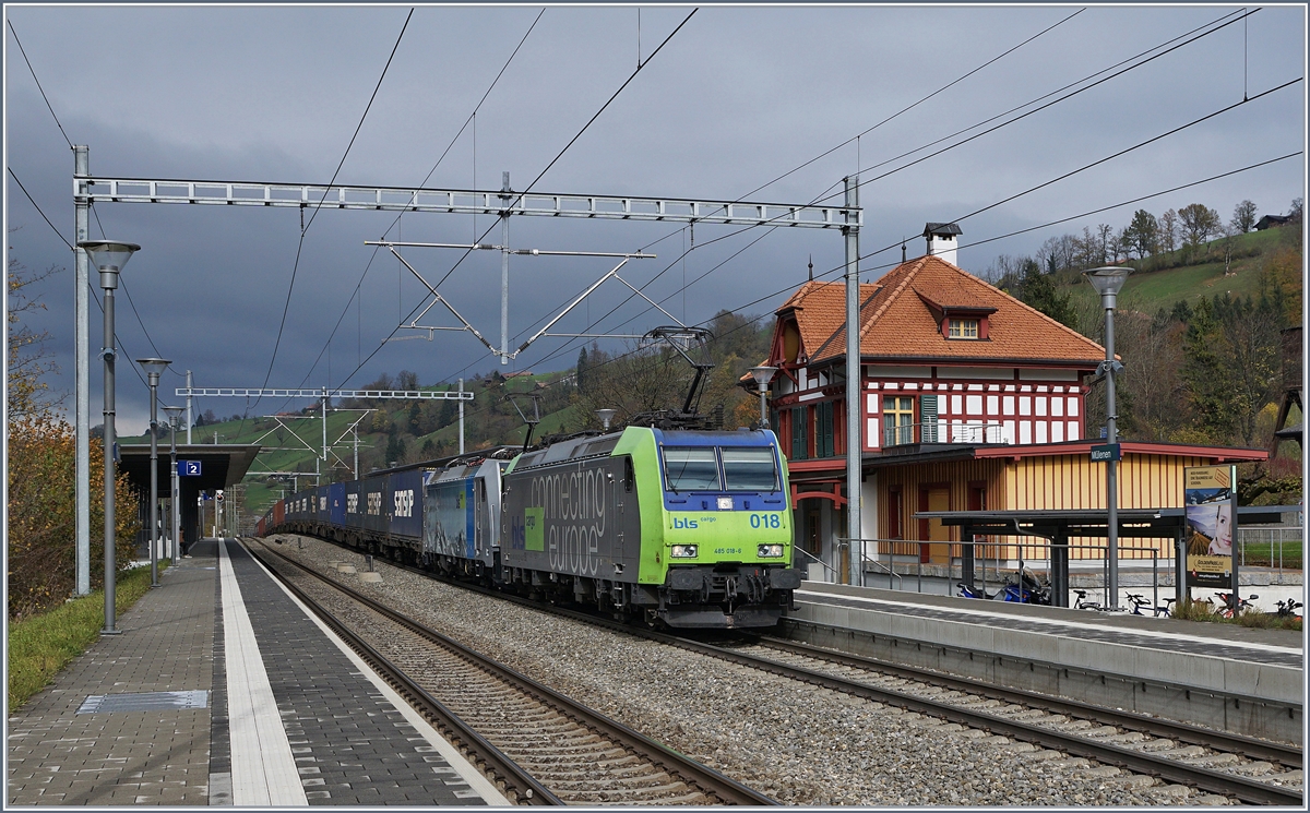 Die BLS Re 485 und eine weitere BLS Lok mit einer RoLa nach Novara bei der Durchfahrt in Mlenen.
30. Okt 2017
