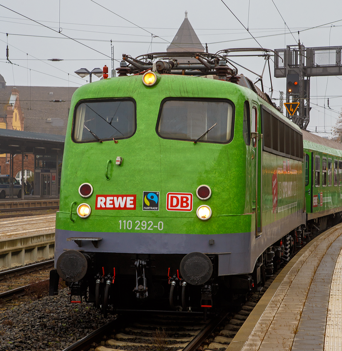 Die Bügelfalten E 10  die 110 292–0 (91 80 6110 292-0 D-GfF) der Gesellschaft für Fahrzeugtechnik mbH (bzw. Gesellschaft für Eisenbahnbetrieb) steht am 12. und 13.11.2021 (hier 12.11.) mit dem REWE - Supermarkt-Zug im Bahnhof Gießen.