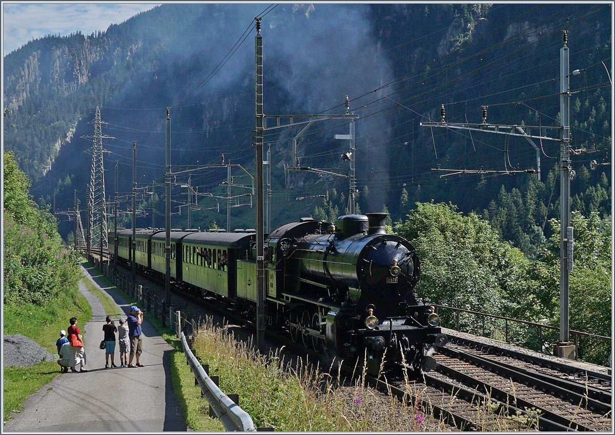 Die C 5/6 2978  Elefant  erreicht mit ihrem SRF (Schweizerfernsehn) Dampf-Extrazug Göschenen; zum fotogarfieren leider ungünstig auf dem rechten Gleis.
28. Juli 2016