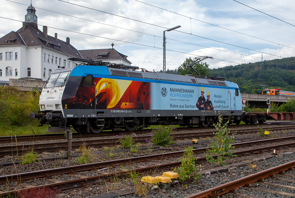 Die Captrain 185 549-3 (91 80 6185 549-3 D-CCW) fährt am 24.08.2021 mit einem Containerzug durch Niederschelden über die Siegstecke (KBS 460) in Richtung Köln. Aktuell trägt die Lok Werbung für die Mannesmann Röhrenwerke – Rohre aus Sachsen.

Die TRAXX F140 AC1 wurde 2005 bei Bombardier in Kassel unter der Fabriknummer 33737 gebaut. Sie hat die Zulassungen für Deutschland, Österreich und die Schweiz. Eigentümer der Lok ist die VC Holding SAS (Clichy bei Paris).
