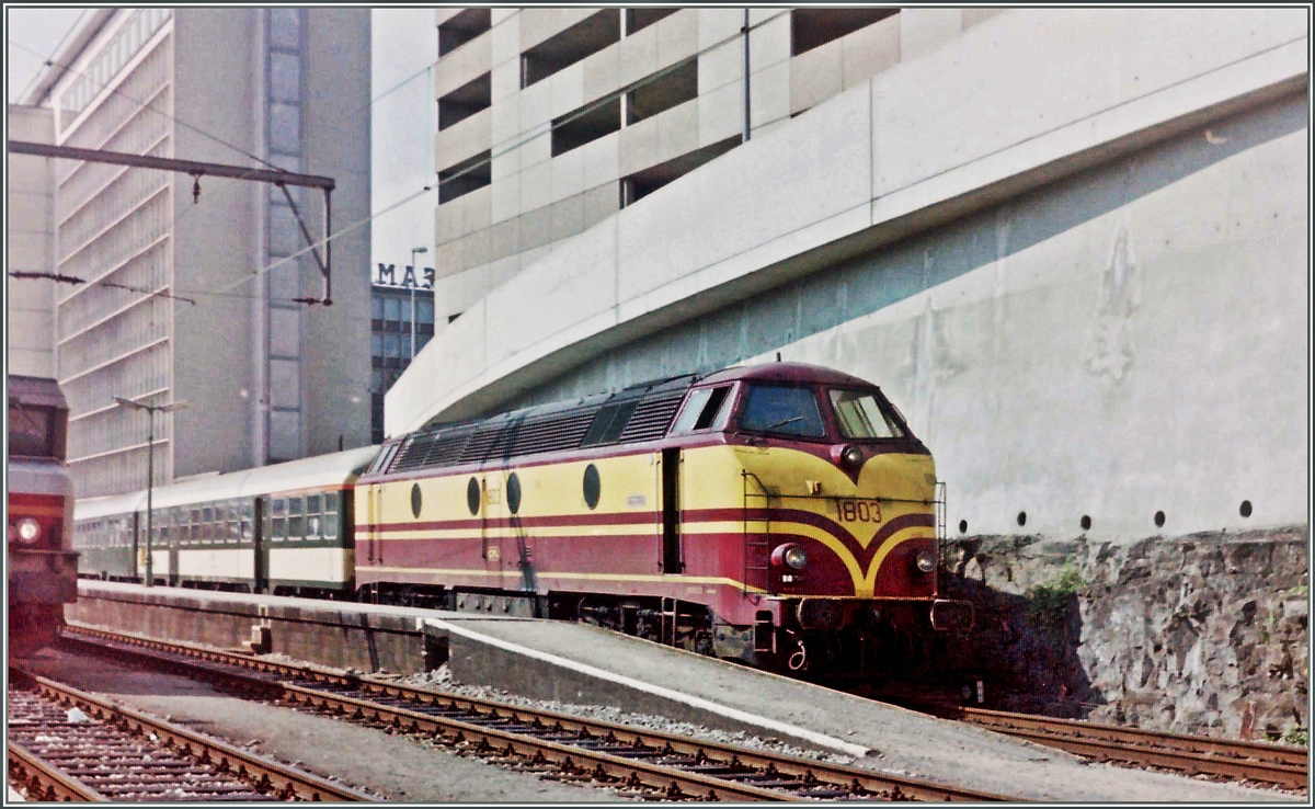 Die CFL 1803 wartet mit einem Regionalzug (?) auf die Abfahrt Richtung Norden.
Luxembourg, im Augsut 1987