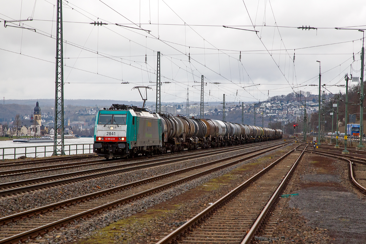 
Die  Cobra  2841, alias E 186 233 (91 88 7186 233-3 B-B) zieht am 03.03.2016 einen Kesselwagenzug durch Koblenz-Ehrenbreitstein in Richtung Süden. 

Die TRAXX F140 MS wurde 2009 von Bombardier Transportation GmbH in Kassel unter der Fabriknummer 34482  gebaut. Sie hat die Zulassungen für Belgien und die Niederladen (160 km/h), sowie Deutschland und Österreich (140 km/h). Eigentümer ist die  Alpha Trains NV/SA (Antwerpen) und ist an die COBRA vermietet. COBRA steht für Corridor Operations NMBS/SNCB DB Schenker Rail N. V.(Brüssel).