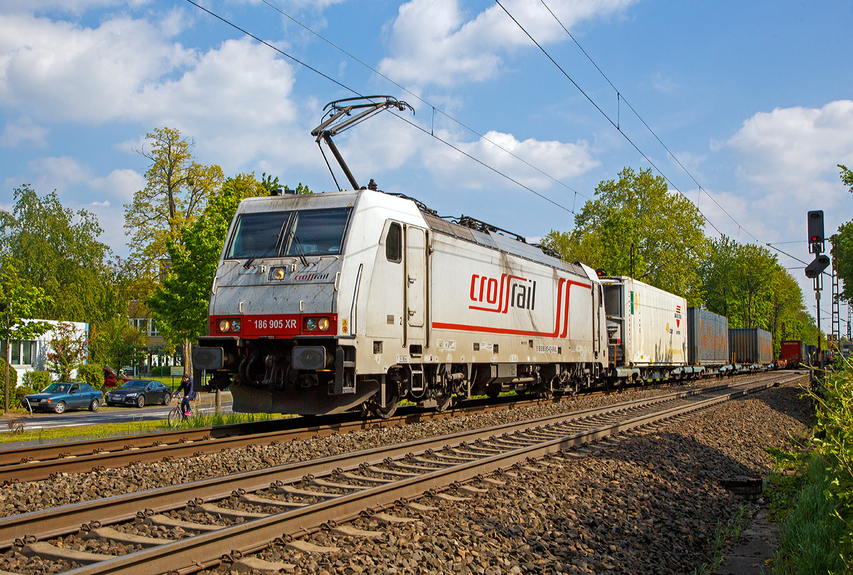 Die Crossrail E186 905 XR (91 80 6186 905-6 D-XRAIL) fährt am 30.04.2019 mit einem Containerzug durch Bonn-Gronau (nähe dem Bf Bonn UN Campus) in Richtung Köln. (Traxx F140 MS).

Die TRAXX F140 MS(2E) wurde 2007 von Bombardier in Kassel unter der Fabriknummer 34357 für die CBRail (heute Macquarie European Rail Ltd, Luxembourg) gebaut, der Fahrzeugnutzer ist Crossrail AG in Muttenz (CH).

Die Multisystemlokomotive hat die Zulassungen bzw. besitzt die Länderpakete für Deutschland, Österreich, Schweiz und Italien.

Zur aufdatierten zweiten Traxx-Generation 2E gehört die Traxx F140 MS, in Deutschland als Baureihe 186 bezeichnet. Es handelt sich dabei grob betrachtet um eine Weiterentwicklung der Traxx F140 MS2: eine Viersystemlokomotive für Wechsel- und Gleichspannungssysteme mit 5600 Kilowatt (bzw. 4000 Kilowatt bei 1500 Volt Gleichspannung) Nennleistung, die zudem alle im vorherstehenden Absatz beschriebenen Modifikationen aufweist.

Technische Daten:
Spurweite: 1435 mm
Achsanordnung: Bo’Bo’
Länge über Puffer: 18.900 mm
Max. Breite des Lokkastens: 2.977 mm
Höhe über Stromabnehmer: 4.283 mm
Drehgestellmittenabstand: 10.440 mm
Radsatzabstand im Drehgestell: 2.600 mm
Dienstmasse: ca. 86 t (abhängig von Länderpaketen)
Radsatzlast :21.5 t
Antriebssystem: Tatzlagerantrieb
Anzahl Fahrmotoren: 4
Max. Leistung: 5.600 kW
Max. Anfahrzugkraft: 300 kN
zul. Höchstgeschwindigkeit: 140 km/h 
Netzspannungen: 25 kV AC 50 Hz, 15 kV AC 16,7 Hz, 3 kV und 1,5 kV DC