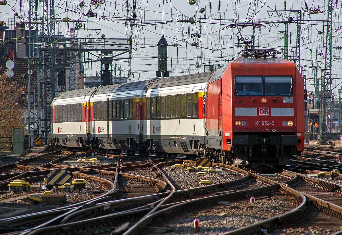 
Die DB 101 052-9 fährt am 11.06.2019 mit einem EC (bestehend aus SBB-Wagen) in den Hauptbahnhof Köln ein.
