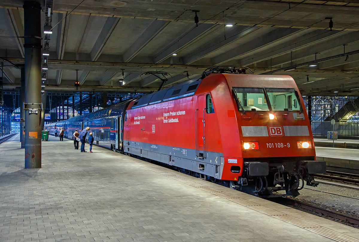 
Die DB 101 108-9 steht am Abend des 21.05.2018 im Bahnhof Basel SBB, mit dem BB Nightjet Zrich – Basel – Frankfurt am Main – Hamburg (als NJ 40470) bzw. Berlin (als NJ 470), zur Abfahrt bereit.

Die 101er wurde 1998 von ADtranz unter der Fabriknummer 33218 gebaut und an die DB AG geliefert. Sie hat die komplette NVR-Nummer 91 80 6101 108-9 D-DB. Seit 2002 trgt sie die Teilreklame  Unsere Zge schonen die Umwelt - Unsere Preise schonen den Geldbeutel 

Der BB Nightjet umfasst im Wesentlichen die bislang unter dem Namen ihrer Zuggattung als EuroNight vermarkteten Nachtzge der BB sowie einen Teil (wie hier) der bis Dezember 2016 von der Deutschen Bahn betriebenen CityNightLine-Zge (CNL). 

Die Fahrgastzahlen in den ersten drei Monaten lagen bereits ber den Erwartungen der BB, wahrscheinlich betreibt die BB eine bessere Vermarktung.