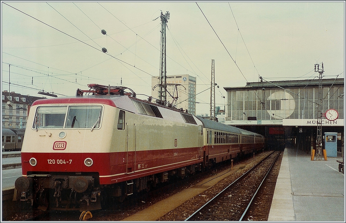 Die DB 120 004-7 steht mit dem IC 562  Prinzregent  mit dem Laufweg München - Würzburg - Frankfurt im Hautbahnhof von München. 

18. Mai 1984