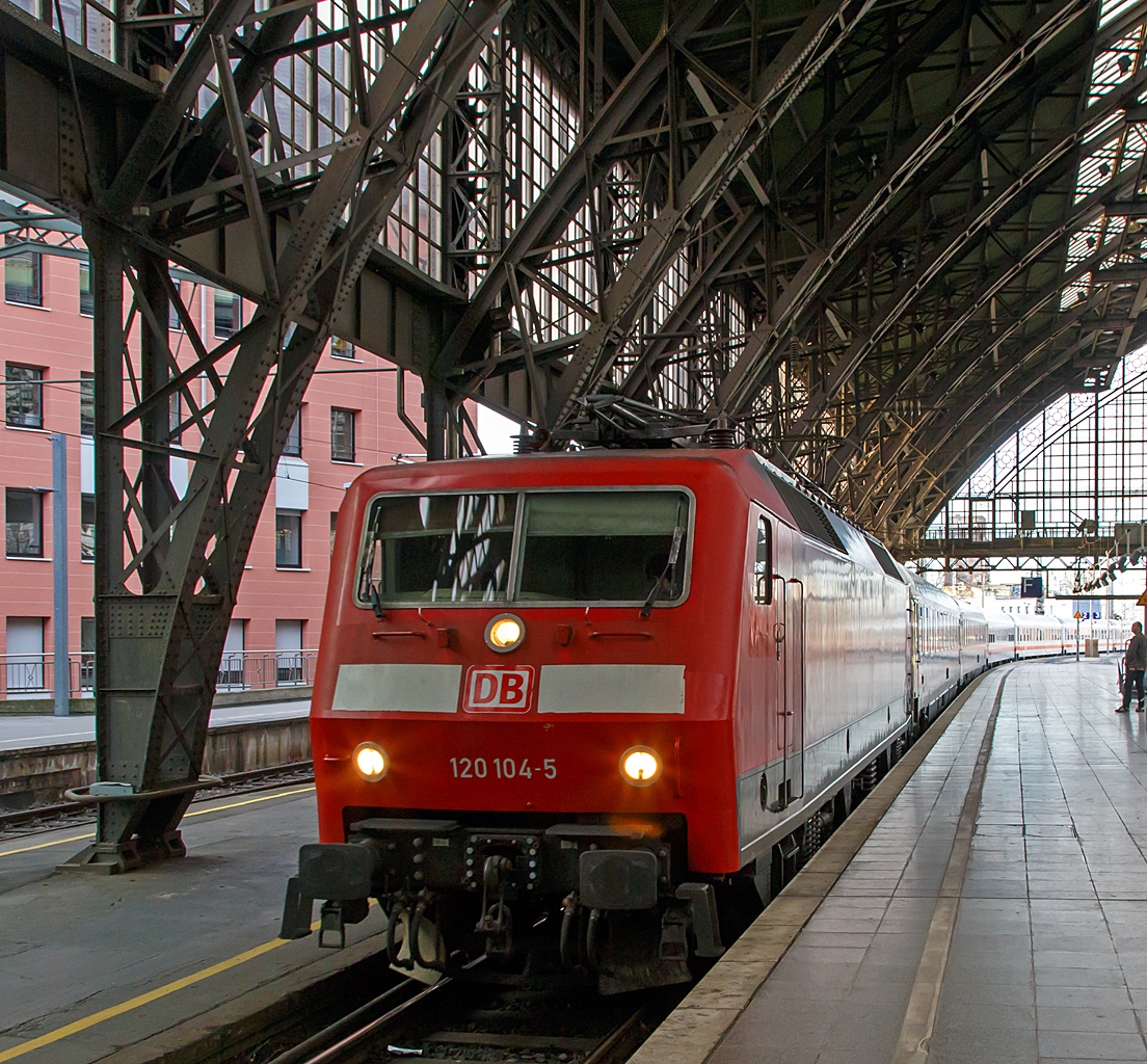 
Die DB 120 104-5 fhrt am 08.03.2015 mit dem IC 2408 (Kln - Hamburg-Altona) in den Hauptbahnhof Kln (Gleis 2) ein. 

Die Lok wurde 1987 von Thyssen-Henschel in Kassel unter der Fabriknummer 32882 gebaut, der elektrische Teil ist von Brown, Boveri & Cie AG (BBC). Sie hat heute die NVR-Nummer 91 80 6120 104-5 D-DB und gehrt der DB Fernverkehr AG.
