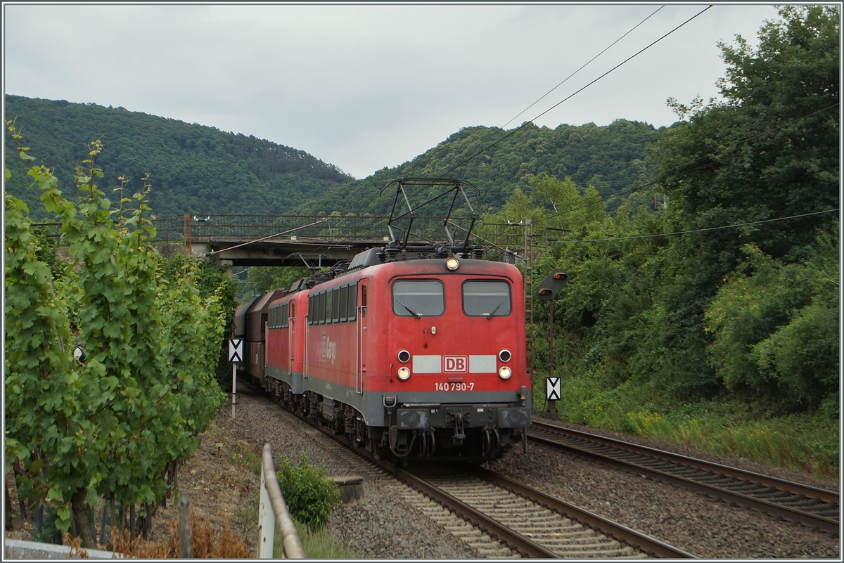 Die DB 140 790-7 und eine weiter mit einem Gterzug bei Winningen. 
20. Juni 2014