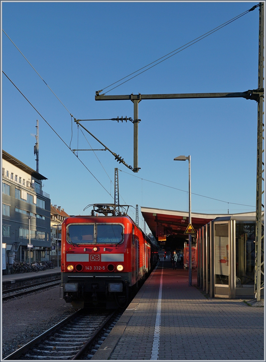 Die DB 143 332-5 wartet mit einer RB nach Seebrugg in Freiburg i.B auf die Abfahrt.
29. Nov. 2016