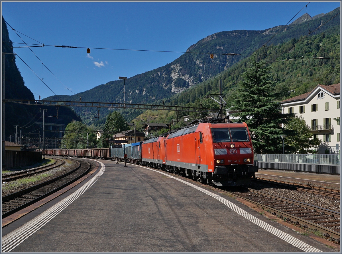 Die DB 185 141-9 und eine weitere fahren mit einem mit einem Güterzug Richtung Süden durch den Bahnhof von Faido.
06 Sept. 2016
