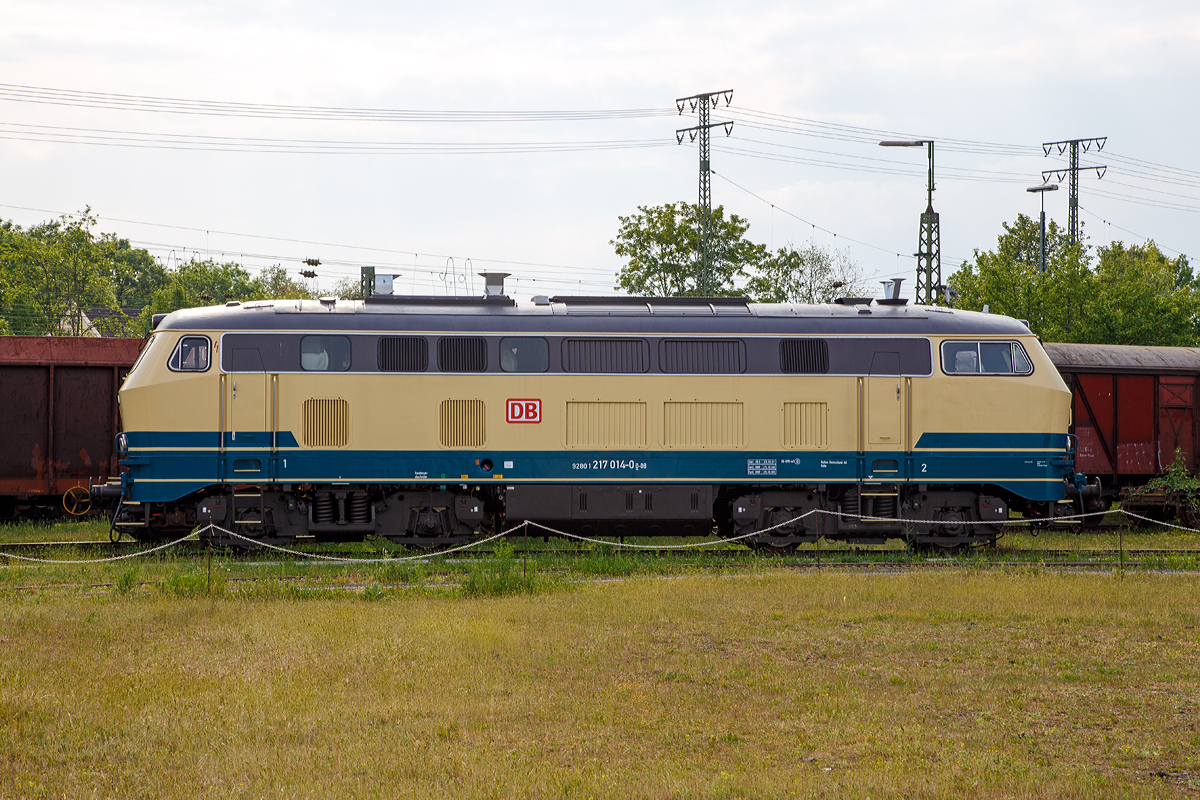 
Die DB 217 014-0 (92 80 1217 014-0 D-DB), am 24.05.2015 im DB Museum Koblenz. 

Die V162 wurde 1968 von Krupp unter der Fabriknummer 4949 gebaut und als 217 014-0 an die DB geliefert. Die z-Stellung erfolgte 2009.

In den frühen 60er-Jahren entwickelten die damalige Deutsche Bundesbahn (DB) und die deutsche Schienenfahrzeug-Industrie mit der Baureihe V 160, später als Baureihe 216 bezeichnet, einen Dieselloktyp mit dieselhydraulischer Kraftübertragung für den Einsatz vor mittelschweren Personen- und Güterzügen. Die Lokomotiven des Typs V 160 verfügten über einen Dampfkessel zum Beheizen von Reisezugwagen, aber nicht über eine elektrische Zugheizung. Es zeichnete sich jedoch ab, dass künftig vor allem Wagen mit elektrischer Zugheizung eingesetzt würden.

So gab die DB daher 1963 bei Krupp die Entwicklung einer V 160-Variante mit elektrischer Zugheizung in Auftrag, die die Typenbezeichnung V 162 tragen sollte. Krupp lieferte daraufhin 1965 die beiden Prototypen V 162 001 und V 162 002, sowie die 1966 den dritten Prototyp V 162 003.

Die Lokomotiven verfügten jeweils über einen von MTU gebauten 16-Zylinder-Motor des Typs 16V652 TB10 mit 1.427 kW (1.940 PS). Die Leistung des Hauptmotors sollte jedoch komplett für die Traktion zur Verfügung stehen. Da Krupp Mitte der 1960er Jahre kein stärkerer Motor für die V 162 zur Verfügung stand, musste für den Betrieb des Heizgenerators der elektrischen Zugheizung ein Hilfsmotor eingeplant werden. Dies bedingte wiederum einen im Vergleich zur V 160 längeren Lokkasten mit einer Gesamtlänge über Puffer von 16,4 Metern.

Als Hilfsmotor verwendete Krupp den MAN 12-Zylinder-Motor D3650 HM3U, der 386 kW (500 PS) Leistung erzeugen kann. Gemäß Forderung der DB sollte der Hilfsmotor im Güterverkehr, wo er nicht für den Betrieb des Heizgenerators benötigt wurde, auch Traktionsleistung liefern. Die Traktionsleistung kann so bei Bedarf auf 1.813 kW gesteigert werden. Die Heizgeneratoren der drei Prototypen stammten von unterschiedlichen Herstellern: In V 162 001 von BBC, in V 162 002 von AEG und in V 162 003 von Siemens. Der Siemens-Generator in der V 162 003 bewährte sich dabei am besten.

Die drei Prototypen wurden von 1965 bis 1968 umfassend erprobt. Die zwölf Serienlokomotiven der Baureihe 217 wurden alle im Laufe des Jahres 1968 abgeliefert. Nachdem die  zunächst mit Klotzbremsen ausgestattet waren, erhielten die Serienloks 1971 Scheibenbremsen, wodurch die zulässige Höchstgeschwindigkeit um 20 km/h auf 140 km/h gesteigert werden konnte.

Schon bei der Bestellung der Serienlokomotiven war absehbar, dass anschließend keine weiteren Fahrzeuge dieses Typs mehr gebaut werden, denn Zeitgleich entstanden ab 1968 die ersten Vertreter der Baureihe 218, bei der Traktions- und Heizleistung von einem einzigen, 2500 PS (später 2800 PS) starken Motor erzeugt werden. Von diesem Loktyp wurden in den darauffolgenden Jahren mehrere hundert Exemplare dann gebaut. So blieb die BR 217 eine Kleinserie. 

TECHNISCHE DATEN:
Achsformel:  B'B'
Spurweite:  1.435 mm (Normalspur)
Länge über Puffer:  16.400 mm
Drehzapfenabstand: 8.600 mm
Drehgestellachsstand:  2.800 mm
Gesamtradstand:  11.400 mm
Dienstgewicht:  79 t
Radsatzfahrmasse:  19,75 t
Höchstgeschwindigkeit:  140 km/h (im Rangiergang 100 km/h)
Hauptmotor: 16-Zylindern-Dieselmotor MTU MB 16 V 652 TB 10
Hilfsmotor: 12-Zylinder-Motor MAM D3650 HM3U
Hauptmotor Leistung:  1.940 PS (1.427 kW) 
Hilfsmotor Leistung:  500PS (386 kW)
Mögliche Gesamt-Traktionsleistung: 2.440 PS (1.813 kW)
Anfahrzugkraft:  226 kN (im Rangiergang) / 167 kN
Treibraddurchmesser:  1.000 mm (neu) / 920 mm (abgenutzt)
Leistungsübertragung:  hydraulisch
Tankinhalt:  3.150 l
