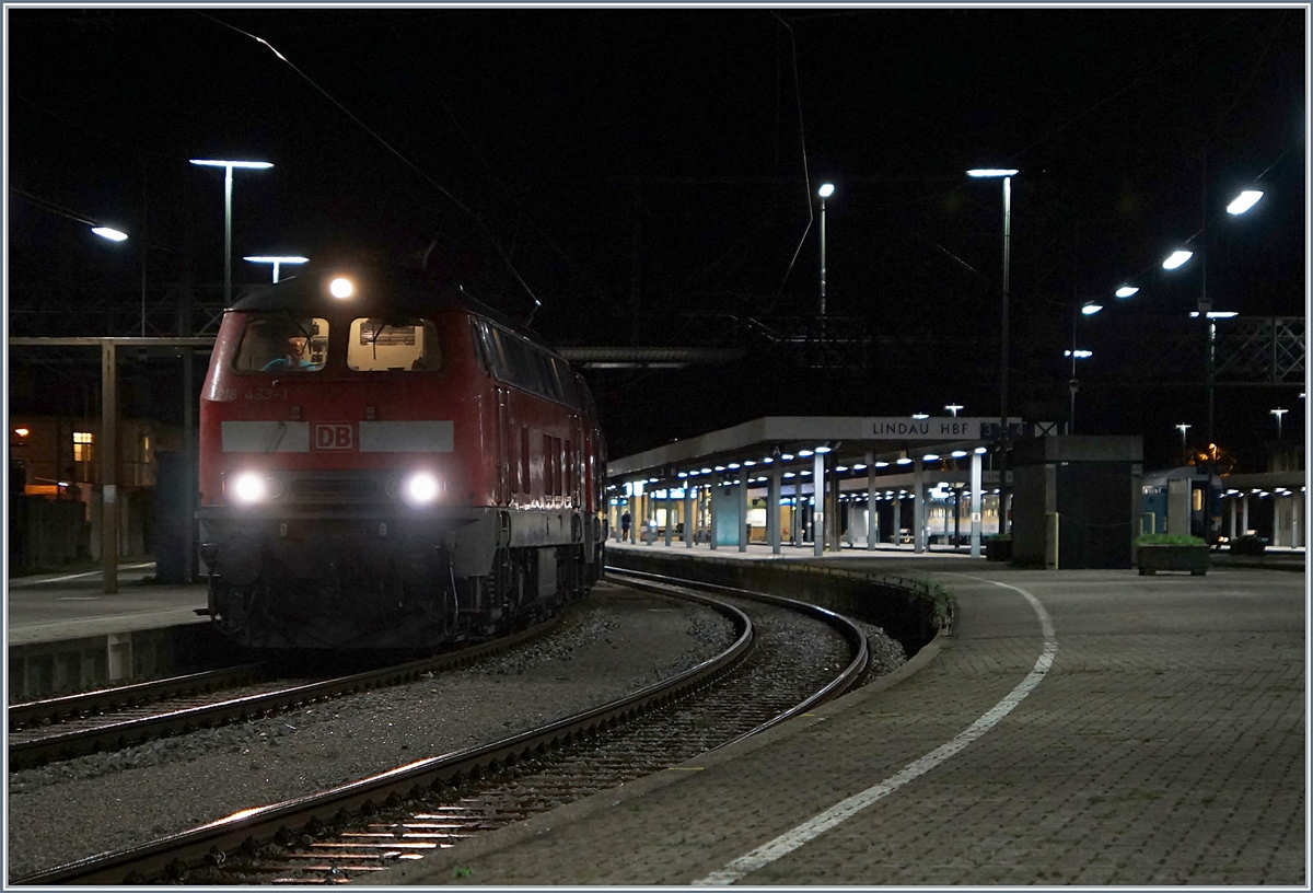 Die DB 218 433-1 hat sich mit einer weiteren V 218 vor den EC nach München begeben und die beiden Loks werden in Kürze mit ihrem EC Lindau Hbf verlassen.
22. Sept. 2018