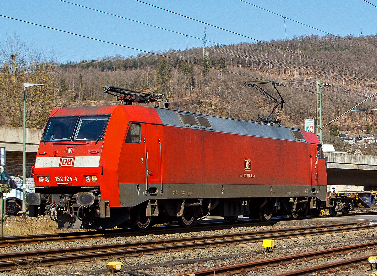 Die DB Cargo 152 124-4 (91 80 6152 124-4 D-DB) fährt am 24.03.2021 mit leeren Containertragwagen durch Niederschelden in Richtung Köln. 

Die Siemens ES64F wurde 2000 von Siemens in München-Allach unter der Fabriknummer 20251 für die DB Cargo AG gebaut.
