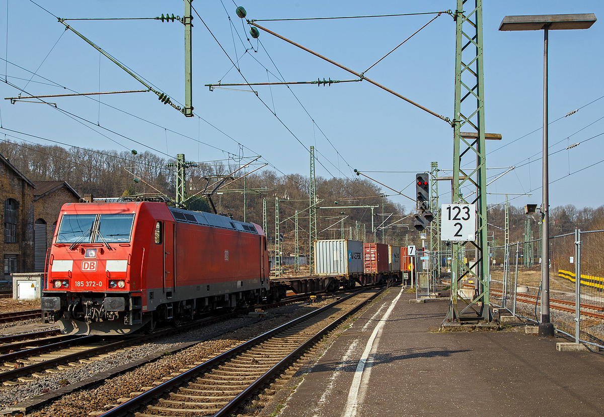 Die DB Cargo 185 372-0 (91 80 6185 372-0 D-DB) fhrt am 25.03.2022 mit einem KLV-Zug aus Richtung Kln kommend durch Betzdorf (Sieg) in Richtung Siegen. Interessant ist die Tatsache dass der Zug nicht ber Hauptgleis kommt, sondern ber ein Gleis im Rbf Betzdorf und hier vorm Personenbahnhof wieder aufs Hauptgleis wechselt. 