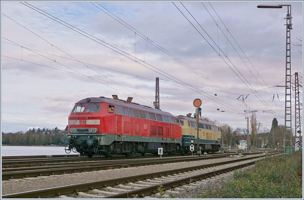 Die DB V 218 419-0 und die Westfrankenbahn V 218 460-4 warten in Lindau auf dem Seedamm auf den EC 191 von Zürich, den die beiden Loks dann nach München bringen werden.

16. März 2019