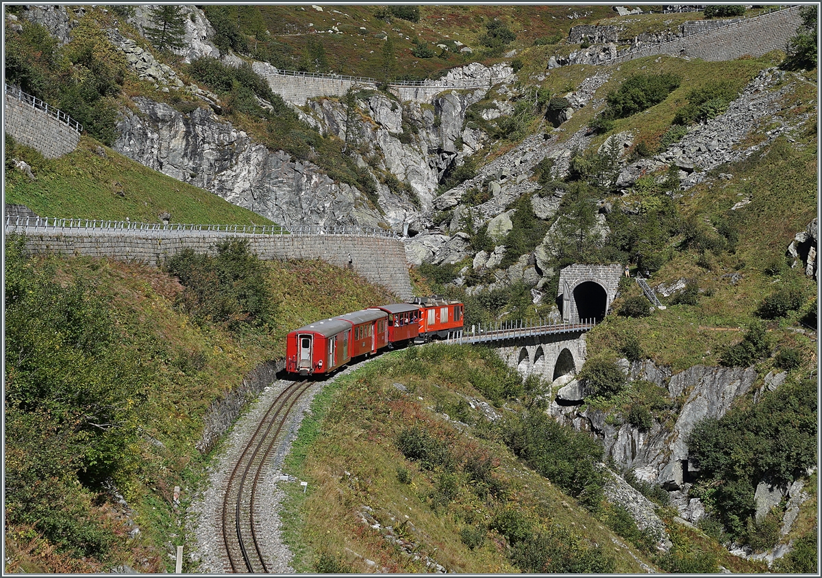 Die DFB HGm 4/4 61 ist mit ihrem Dieselzug 238 von Oberwald nach Gletsch unterwegs und erreicht nun den 548 Meter langen  Gletsch  Kehrtunnel.

30. September 2021